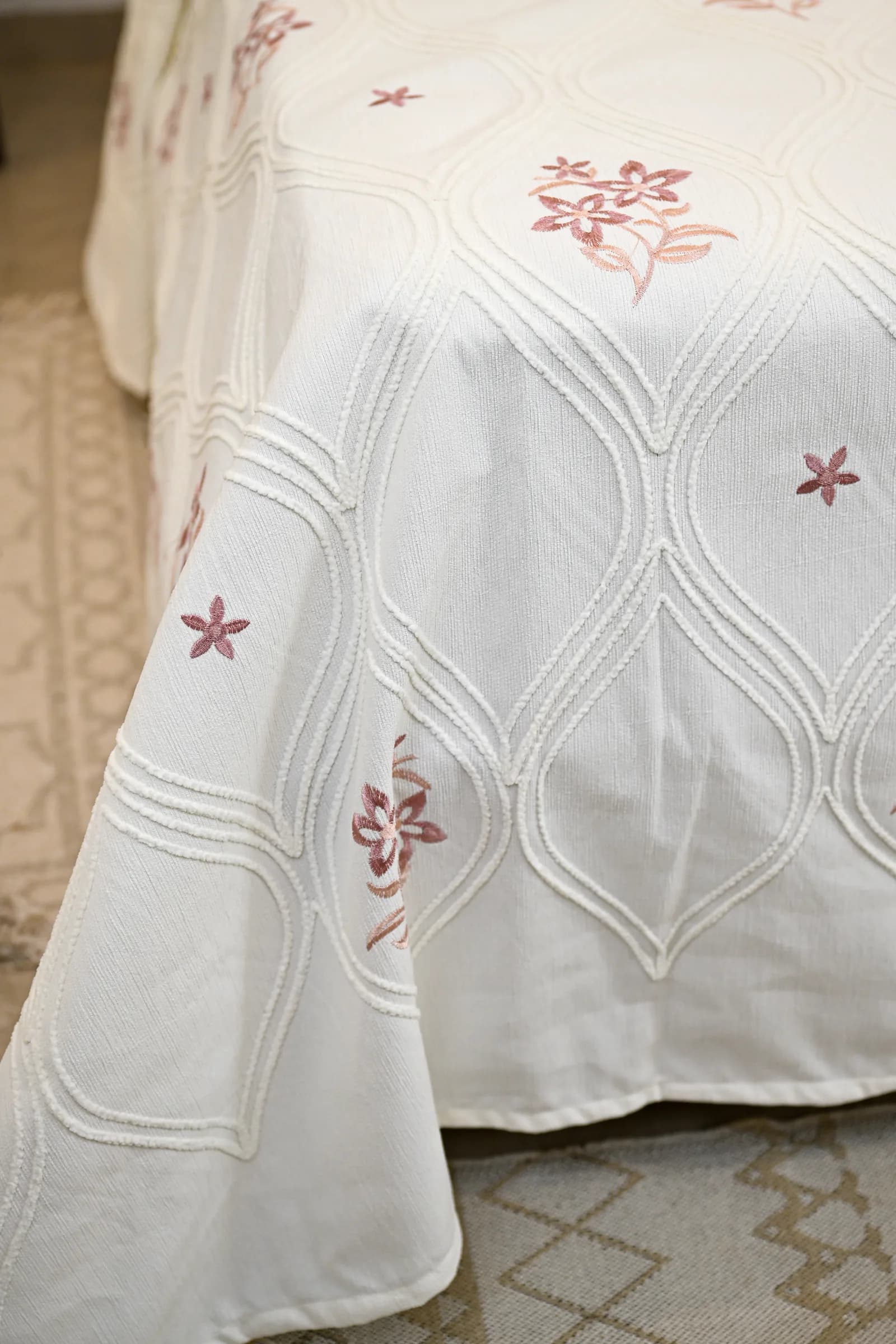 Parure de Lit Haute Gamme  Jacquard Brodé « Palais Rosé » (7 Pièces) | A la Page