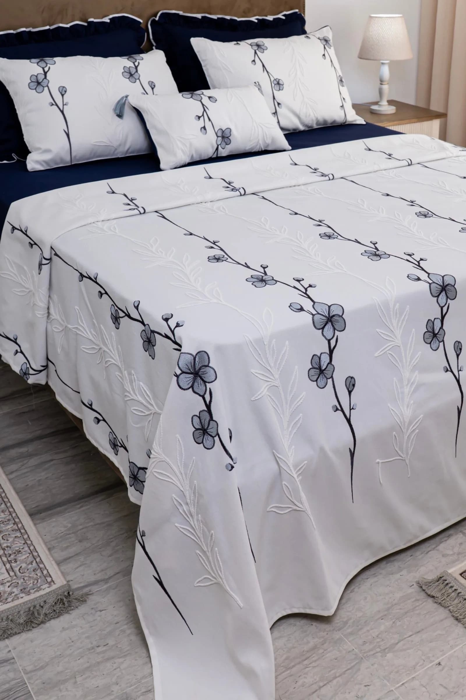 Parure de lit Haute Gamme  Jacquard Brodé « Minuit Blanc » (7 pièces) | A la Page