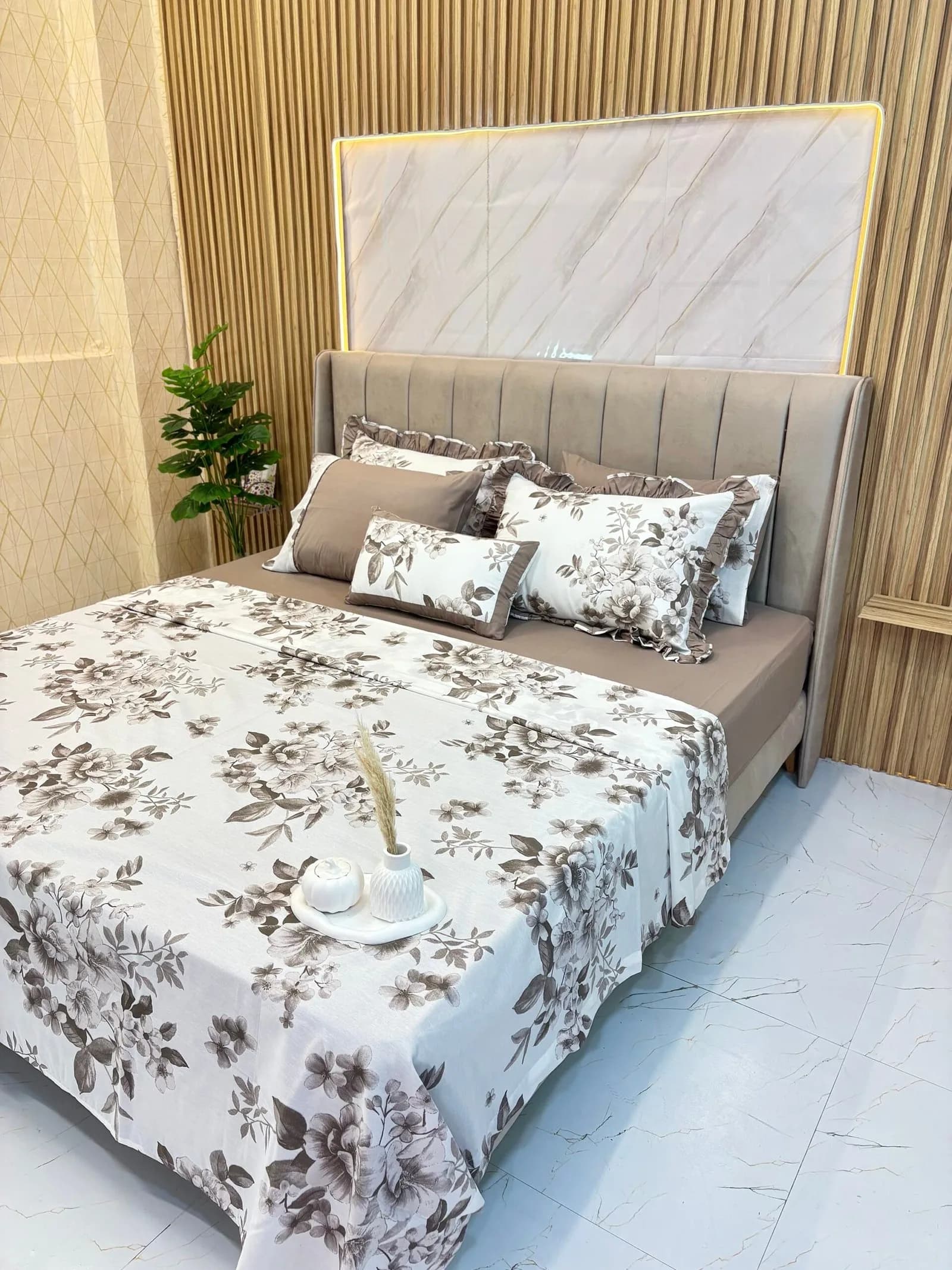 Parure de lit 7 pièces avec housse + drap + 4 taies + coussin déco