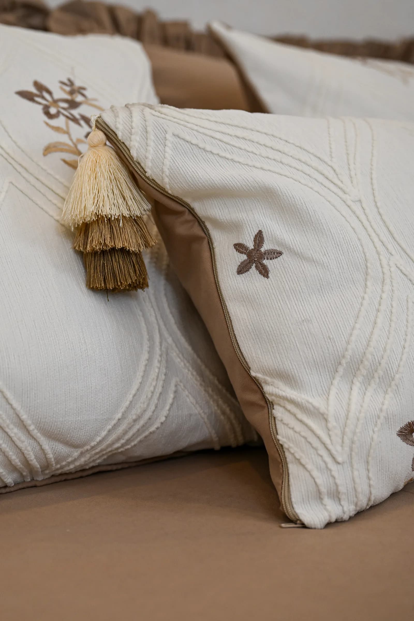 Parure de Lit Haute Gamme  Jacquard Brodé « Palais Caramel » (7 Pièces) | A la Page