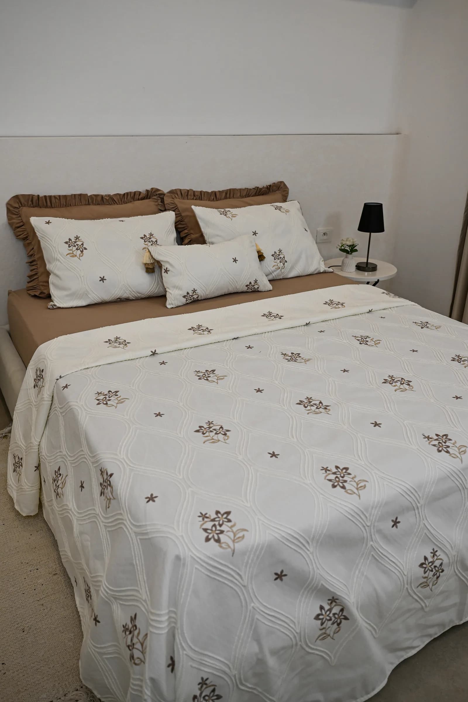 Parure de Lit Haute Gamme  Jacquard Brodé « Palais Caramel » (7 Pièces) | A la Page