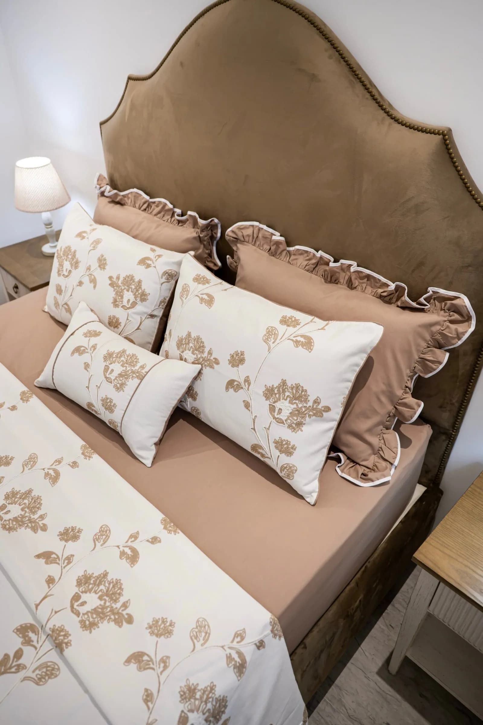 Parure de Lit Haute Gamme  Jacquard Brodé  « Fleur de Caramel » (7 Pièces) | A la Page