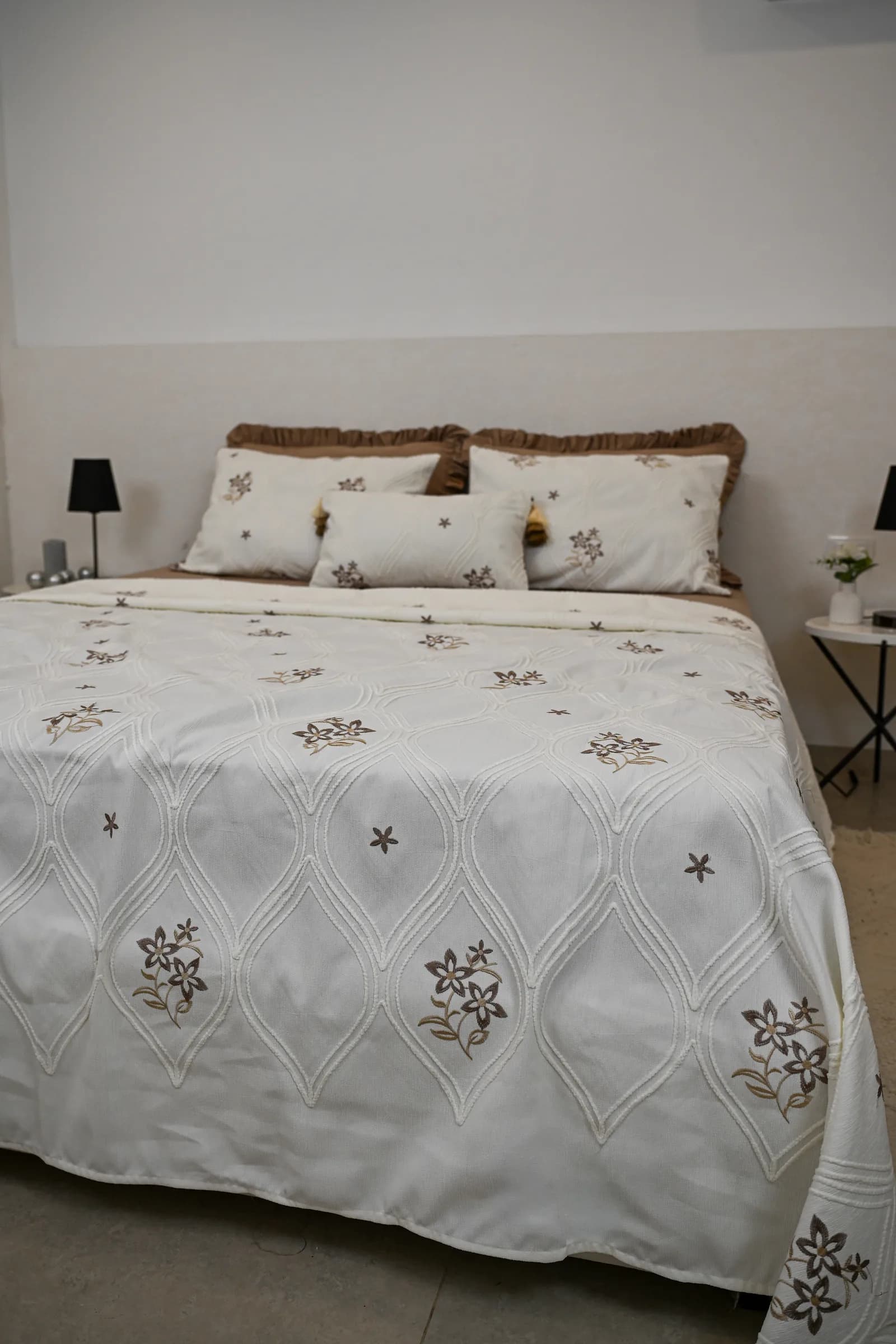 Parure de Lit Haute Gamme  Jacquard Brodé « Palais Caramel » (7 Pièces) | A la Page