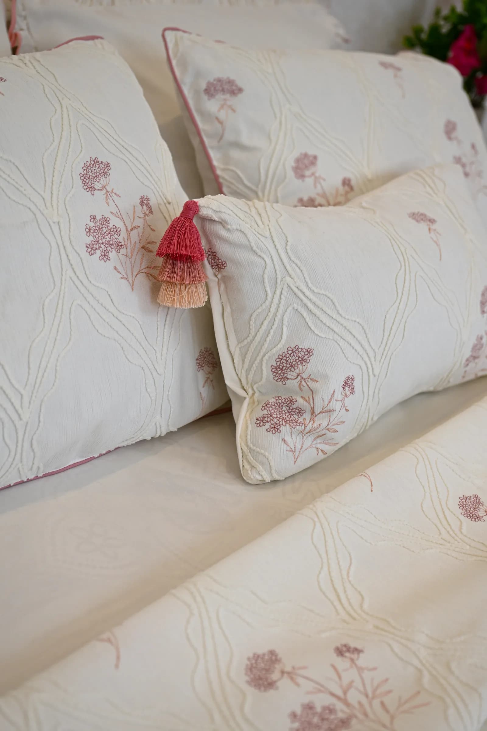 Parure de Lit Haute Gamme Jacquard Brodé « Rosée Royale » (7 Pièces) | A la Page