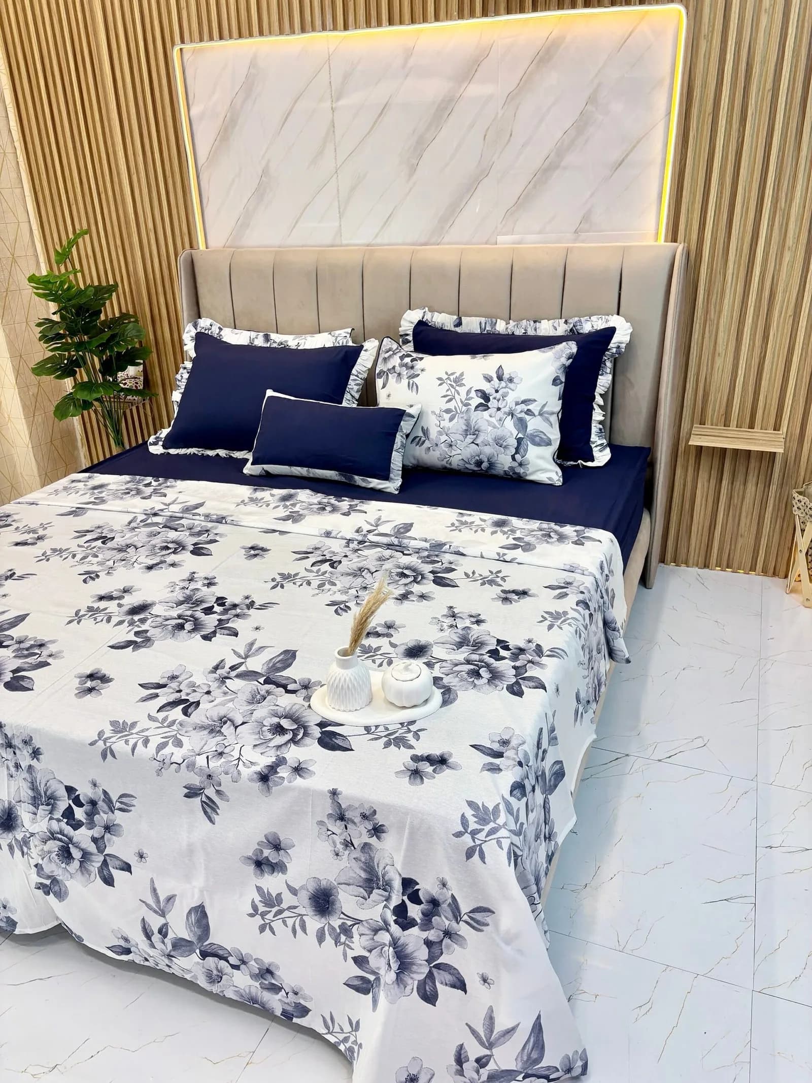 Parure de lit 7 pièces avec housse + drap + 4 taies + coussin déco