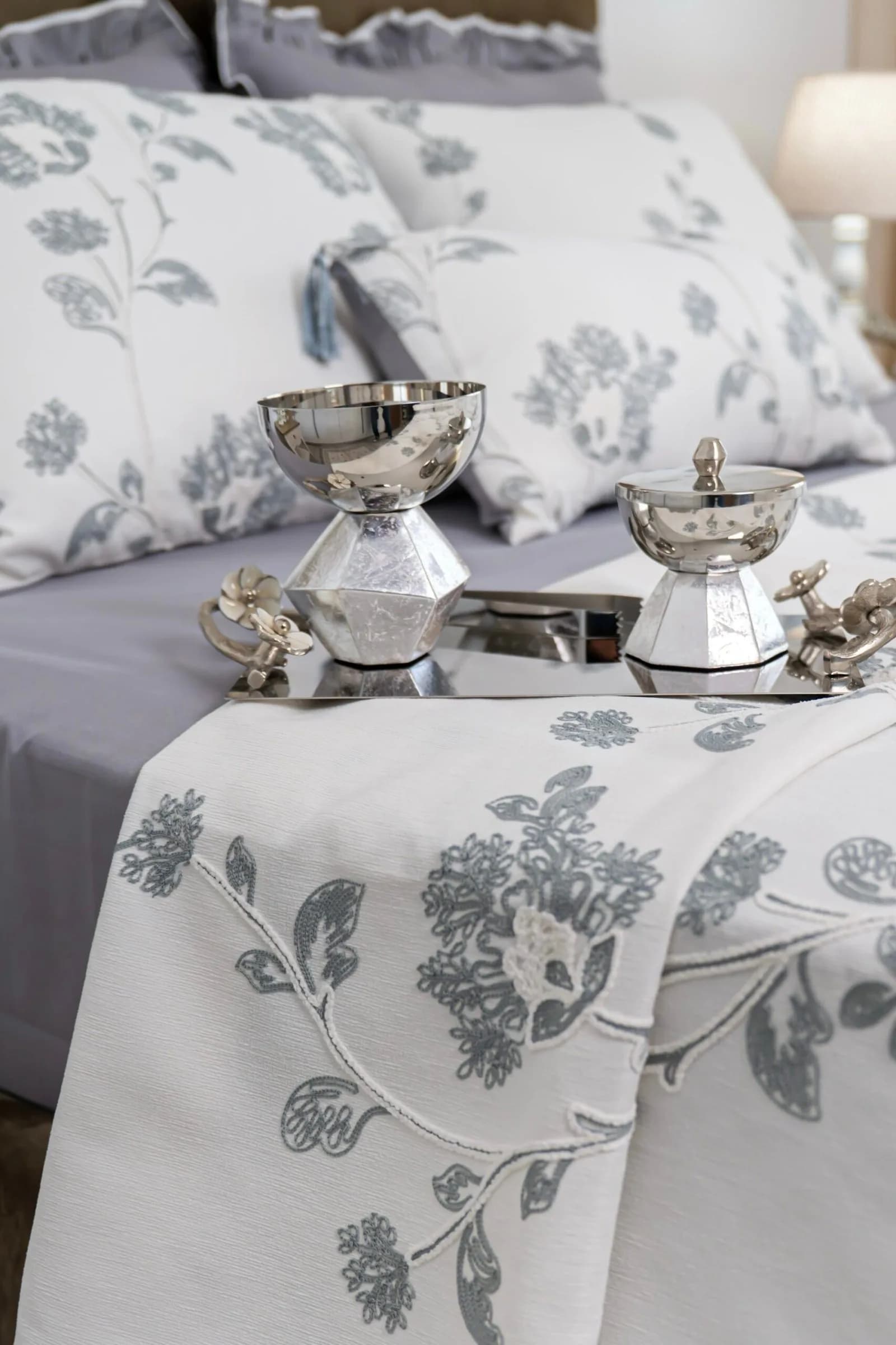 Parure de Lit Haute Gamme  Jacquard Brodé  « Signature Céladon » (7 Pièces) | A la Page