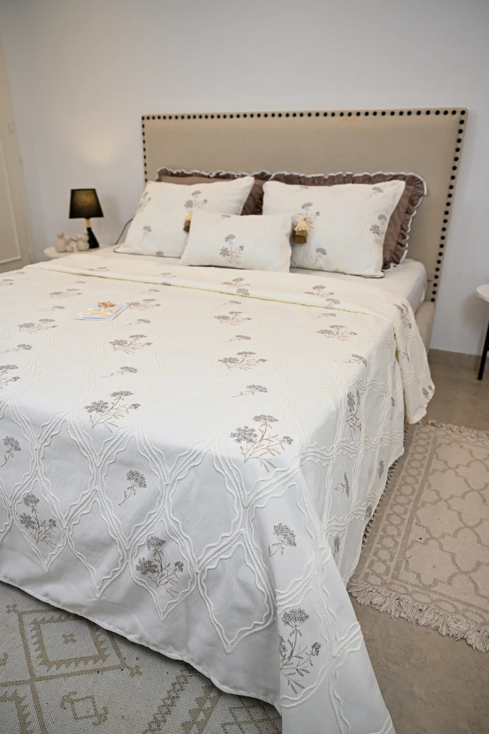 Parure de Lit Haute Gamme Jacquard Brodé « Ambre Royal » (7 Pièces) | A la Page