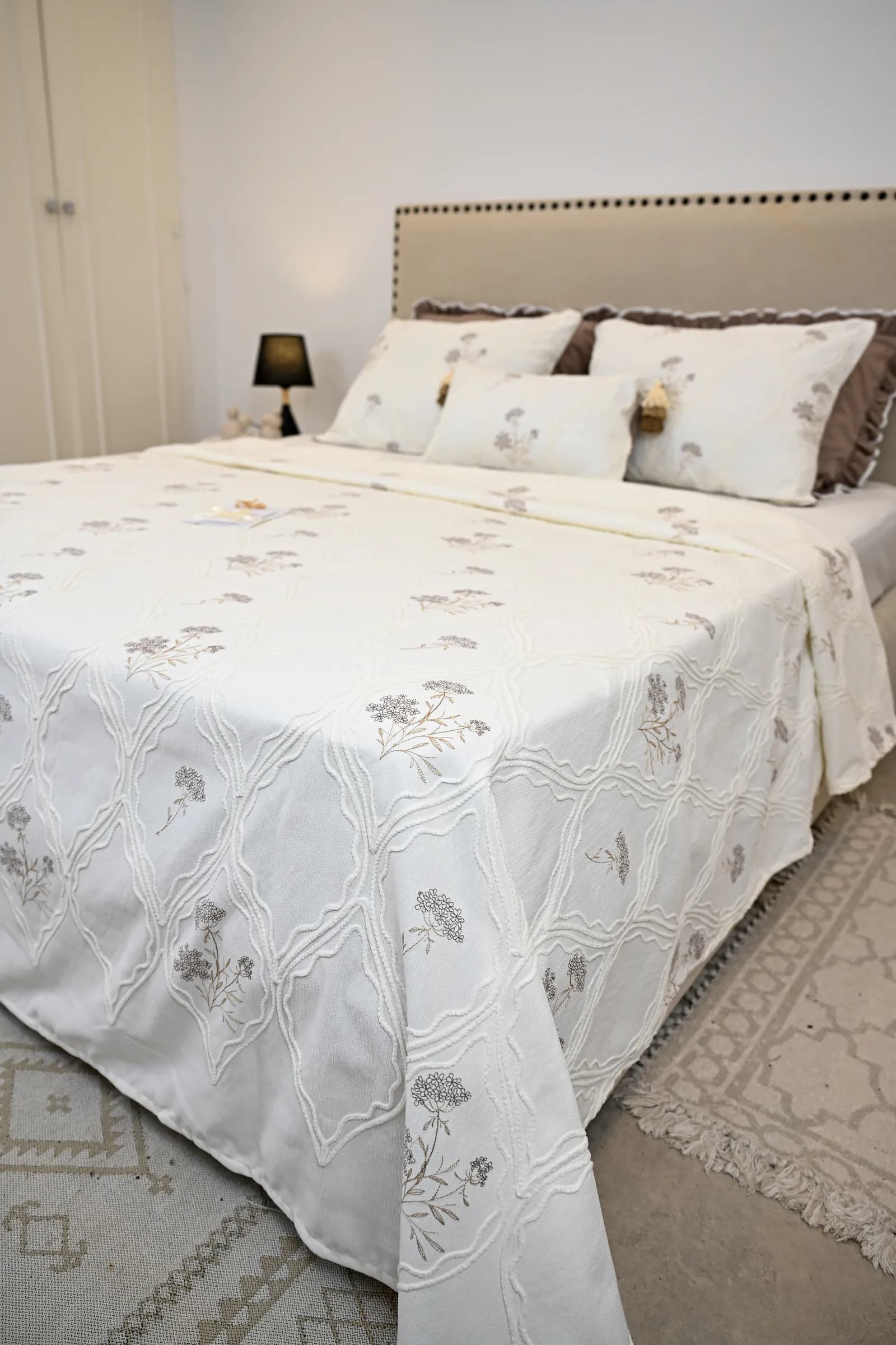 Parure de Lit Haute Gamme Jacquard Brodé « Ambre Royal » (7 Pièces) | A la Page