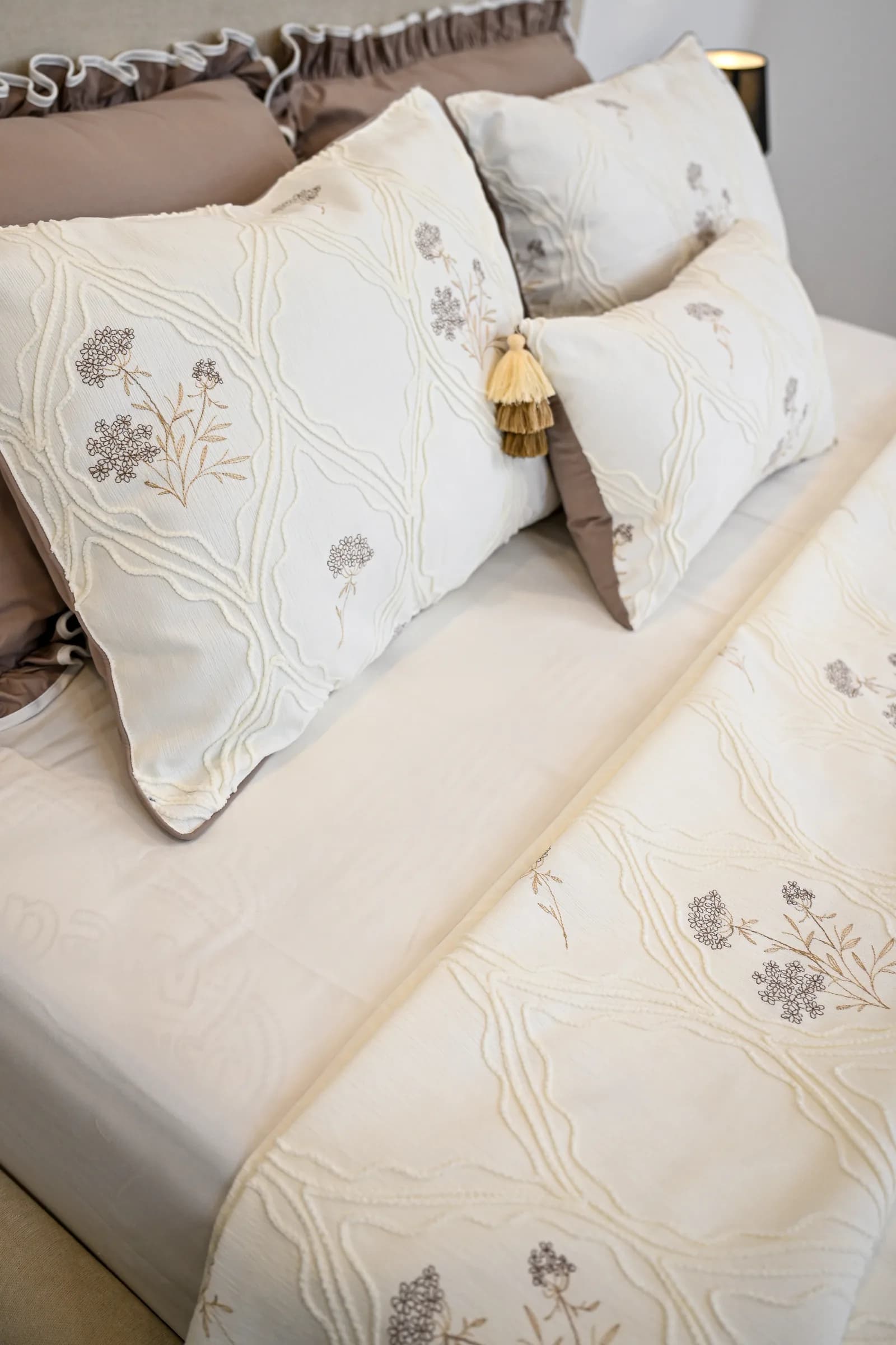 Parure de Lit Haute Gamme Jacquard Brodé « Ambre Royal » (7 Pièces) | A la Page