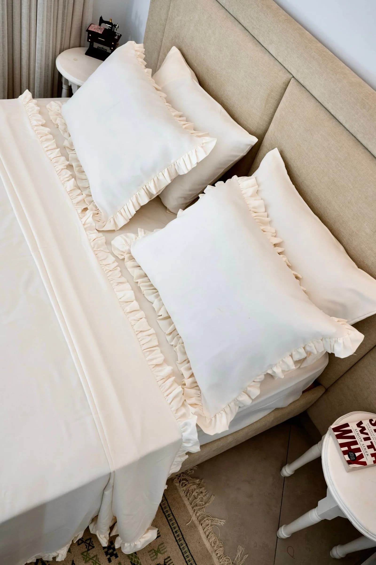 Parure de Lit Blanc Cassé à volants  » 6 Pièces  »