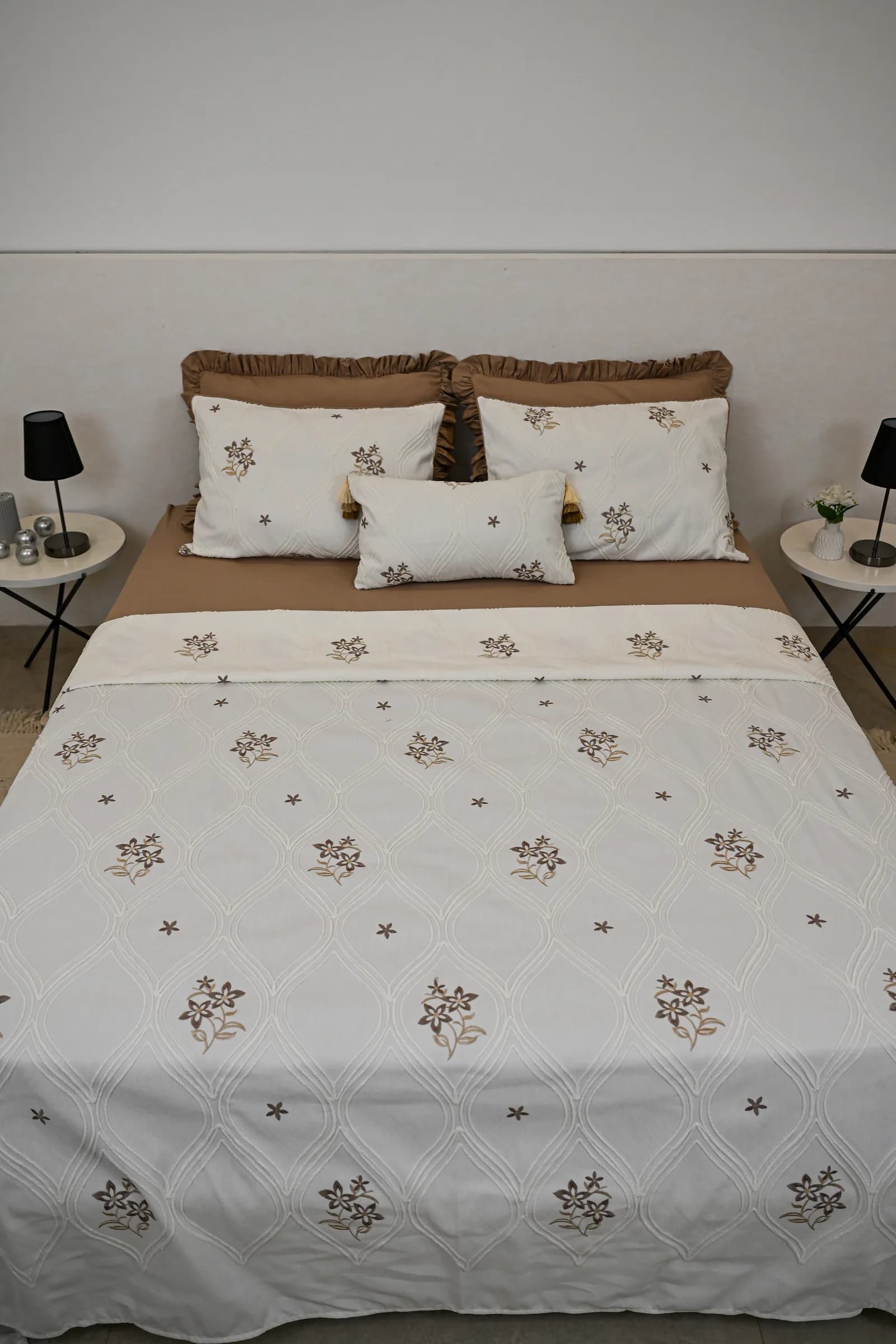 Parure de Lit Haute Gamme  Jacquard Brodé « Palais Caramel » (7 Pièces) | A la Page