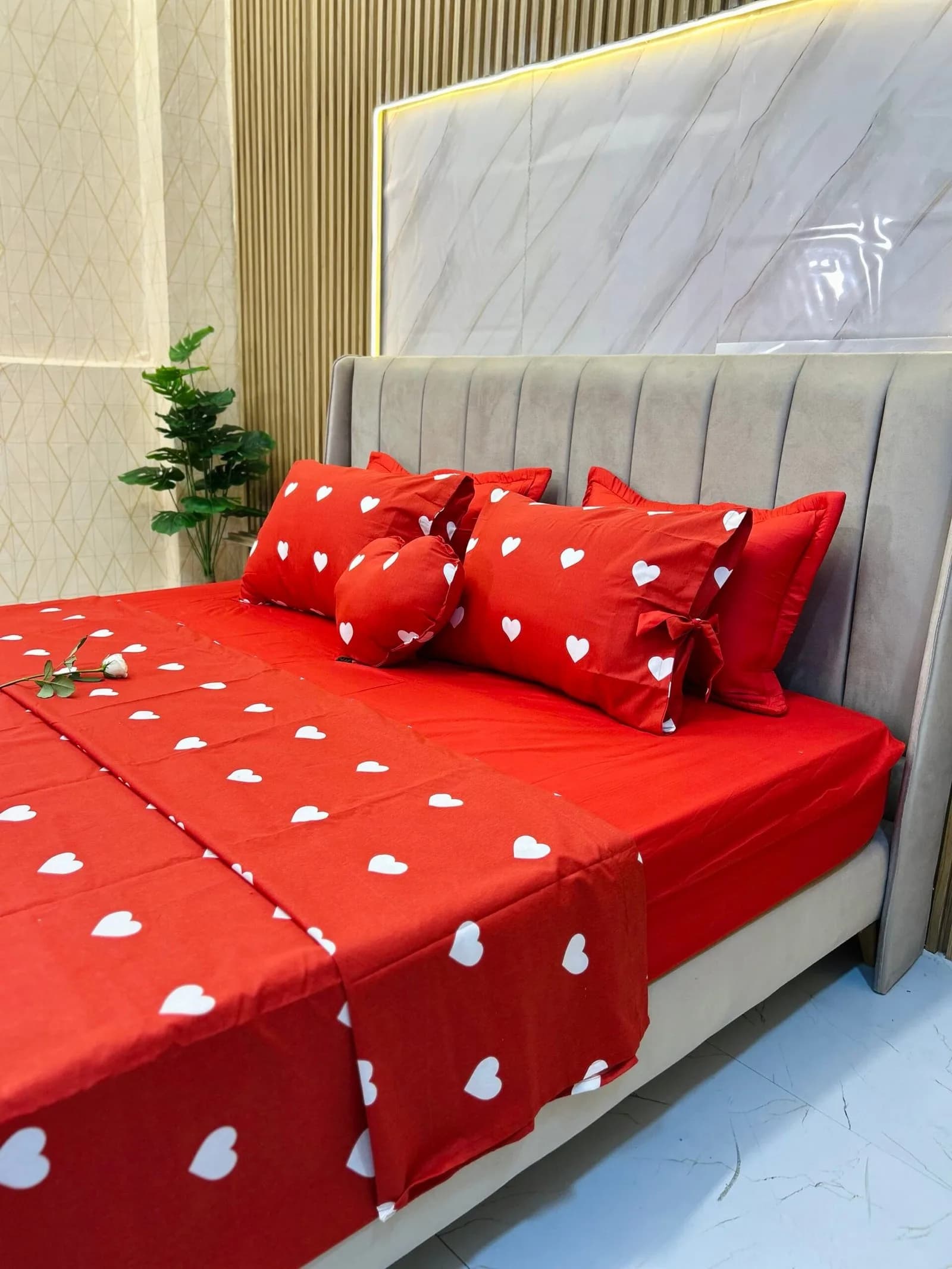 Parure de lit 7 pièces avec housse + drap + 4 taies + coussin déco