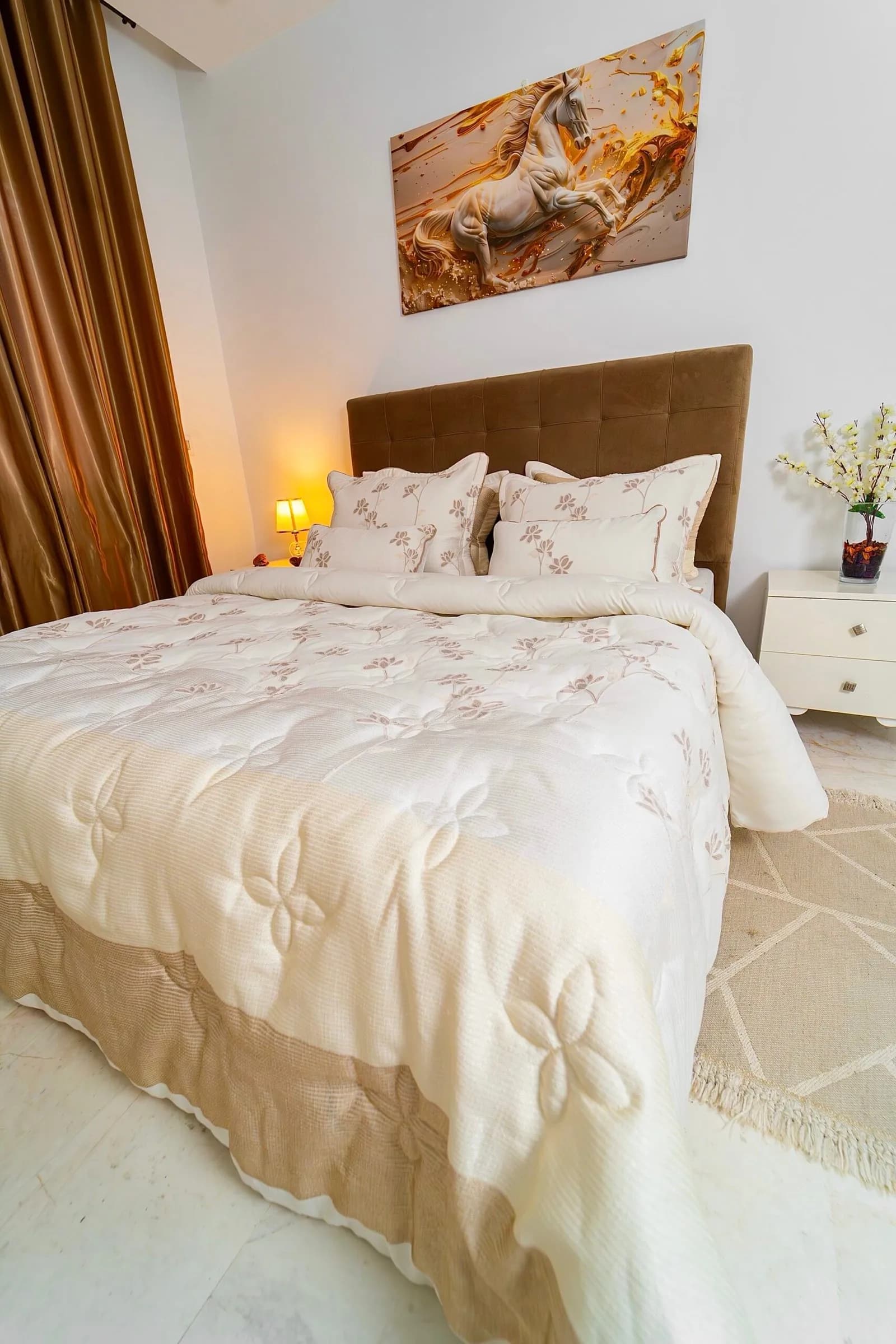 Couvre-lit 8 pièces beige brodé avec finition  beige 240×260 cm avec housse 180×200 | A la Page