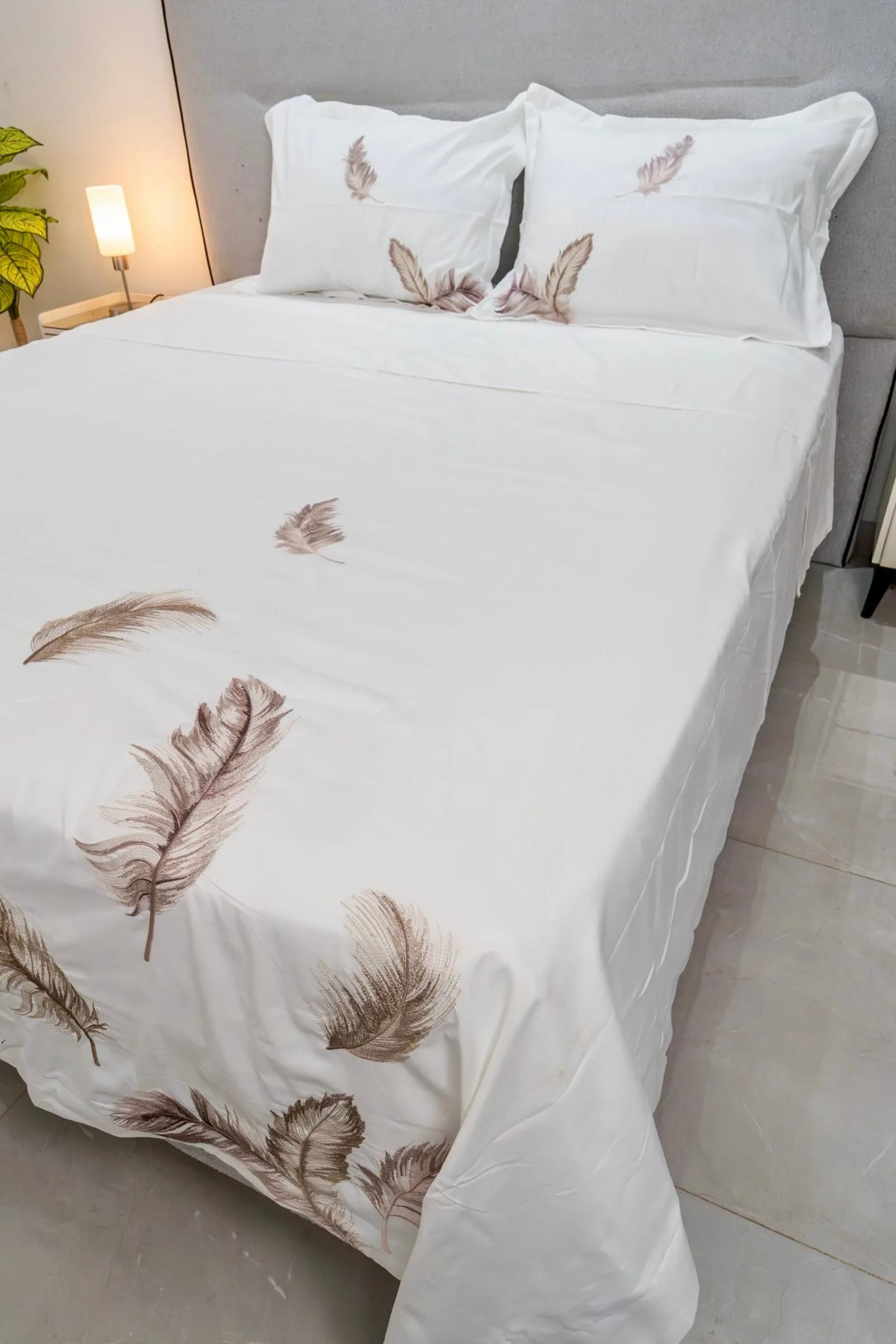 Housse de couette 100% Coton blanc pur Brodé « Plume » (4 pièces) | A la Page Tunisie