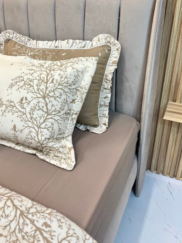 img_0520 Couette 2 Places 7 Pièces (220x240) avec 4 Taies d'Oreiller + Coussin et Housse de Matelas - Luxe et Confort