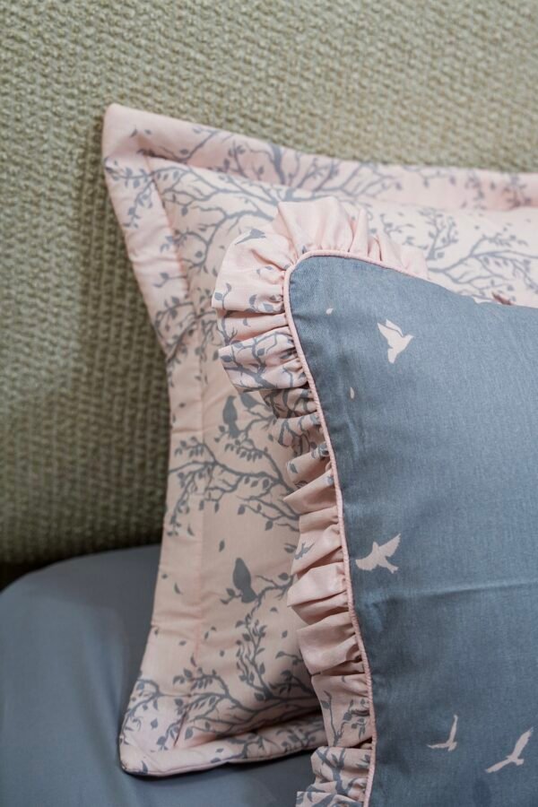 dsc01493 Couette 2 Places 7 Pièces (220x240) avec 4 Taies d'Oreiller + Coussin et Housse de Matelas - Luxe et Confort