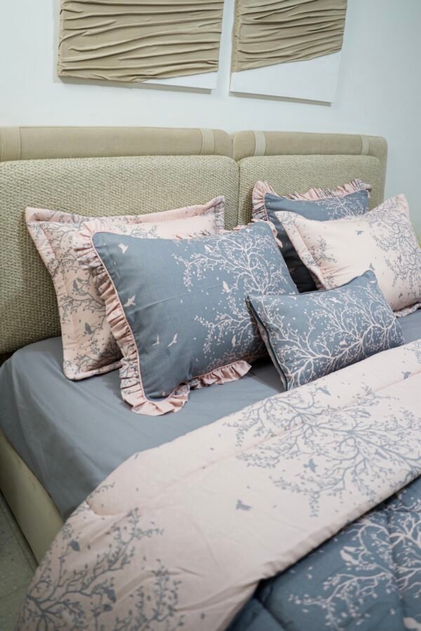 dsc01494 Couette 2 Places 7 Pièces (220x240) avec 4 Taies d'Oreiller + Coussin et Housse de Matelas - Luxe et Confort