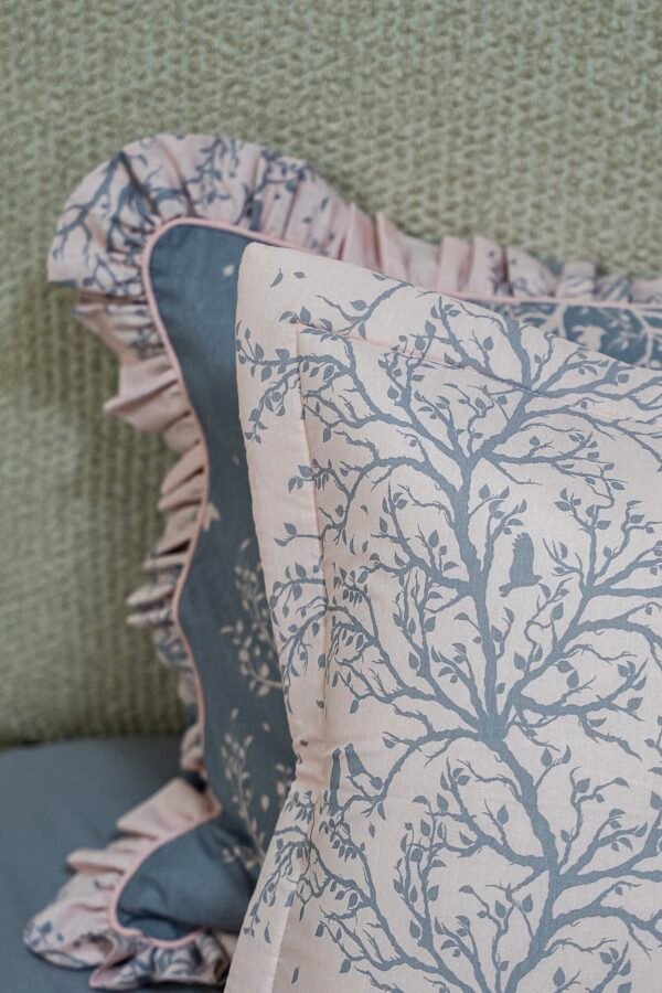 dsc01810 Couette 2 Places 7 Pièces (220x240) avec 4 Taies d'Oreiller + Coussin et Housse de Matelas - Luxe et Confort