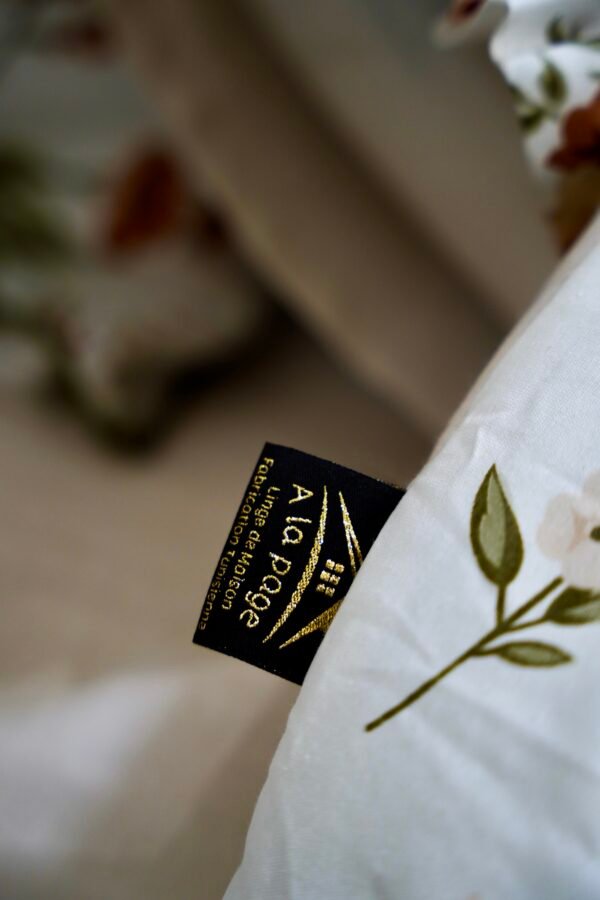 dsc01544 Couette 2 Places 7 Pièces (220x240) avec 4 Taies d'Oreiller + Coussin et Housse de Matelas - Luxe et Confort