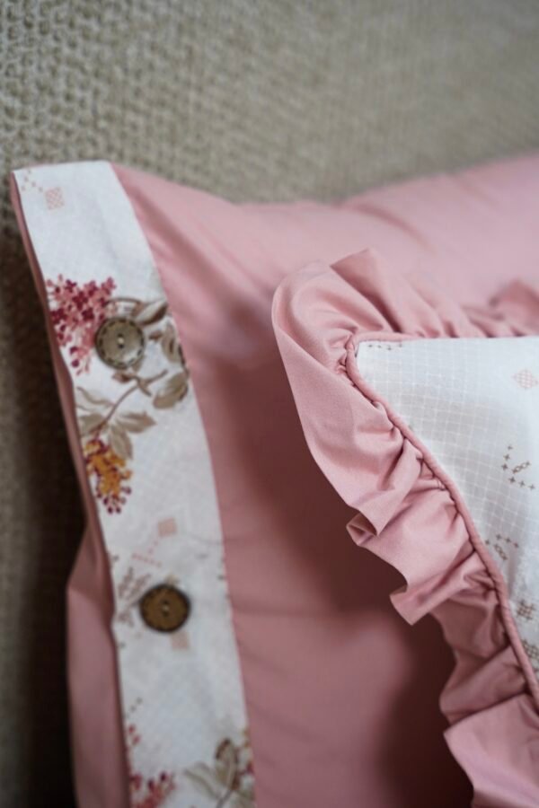 dsc01569 Couette 2 Places 7 Pièces (220x240) avec 4 Taies d'Oreiller + Coussin et Housse de Matelas - Luxe et Confort