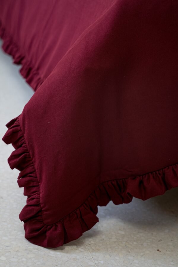 dsc01680 Housse de couette à volants bordeaux – Raffinée et chaleureuse | Tunisie