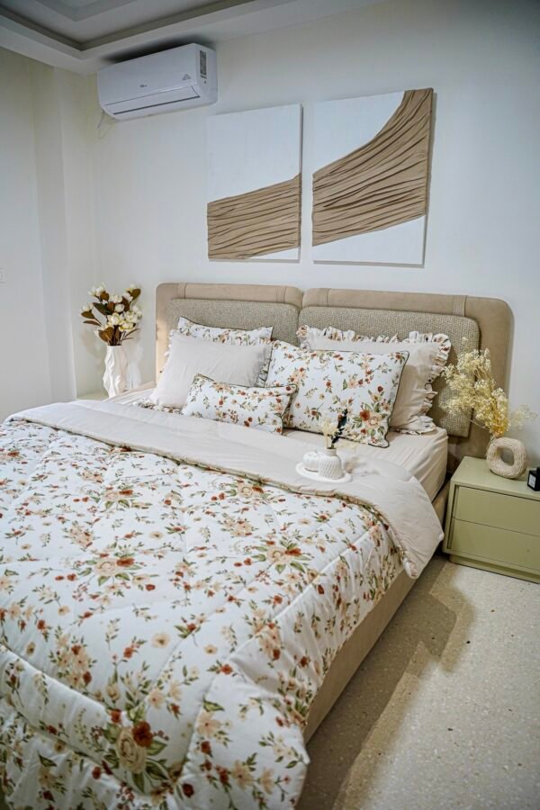 dsc01824 Couette 2 Places 7 Pièces (220x240) avec 4 Taies d'Oreiller + Coussin et Housse de Matelas - Luxe et Confort