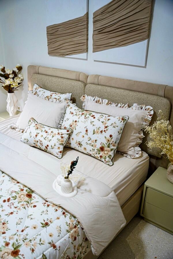 dsc01828 Couette 2 Places 7 Pièces (220x240) avec 4 Taies d'Oreiller + Coussin et Housse de Matelas - Luxe et Confort