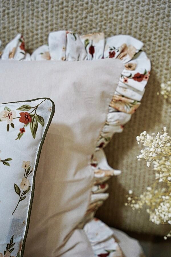 dsc01831 Couette 2 Places 7 Pièces (220x240) avec 4 Taies d'Oreiller + Coussin et Housse de Matelas - Luxe et Confort