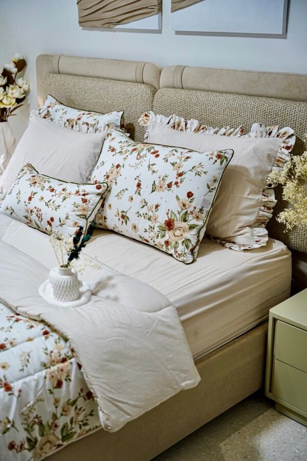 dsc01844-copie Couette 2 Places 7 Pièces (220x240) avec 4 Taies d'Oreiller + Coussin et Housse de Matelas - Luxe et Confort