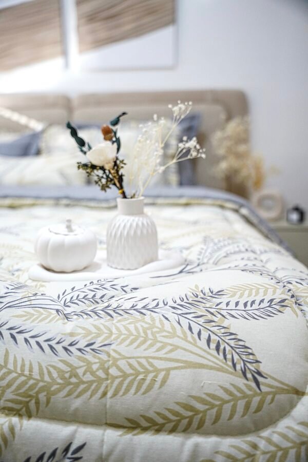 dsc01858 Couette 2 Places 7 Pièces (220x240) avec 4 Taies d'Oreiller + Coussin et Housse de Matelas - Luxe et Confort