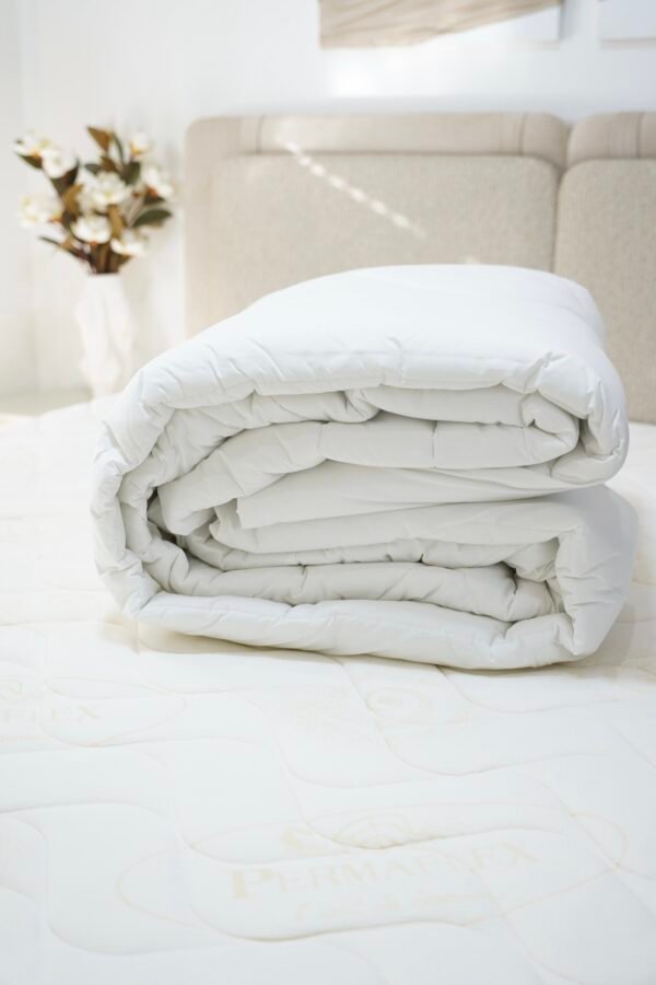 img_3136 Couette blanche deux places 240×220 cm – Légère, chaude et élégante | Tunisie