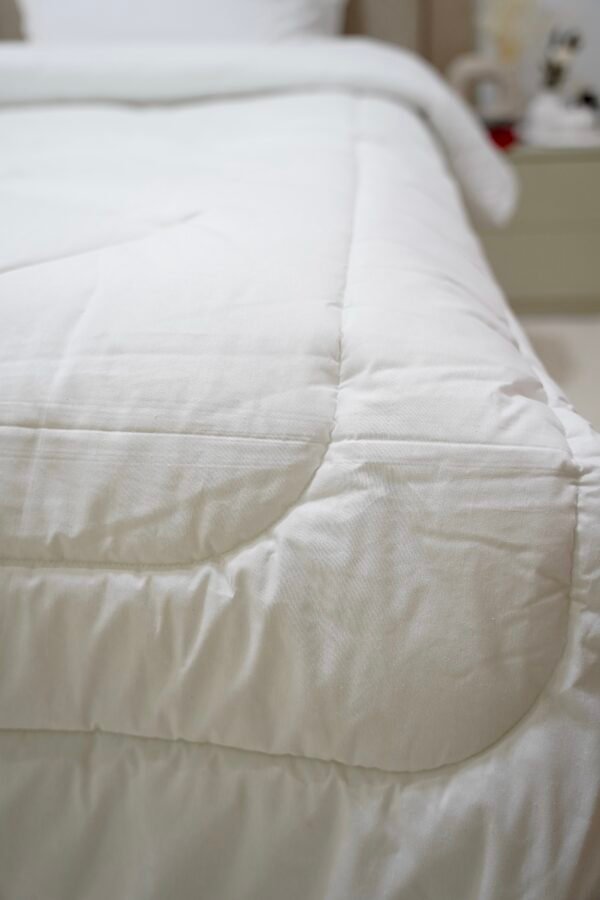 img_3139-2 Couette blanche deux places 240×220 cm – Légère, chaude et élégante | Tunisie