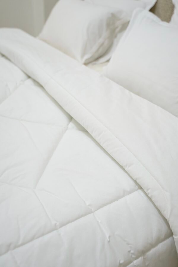 img_3141 Couette blanche deux places 240×220 cm – Légère, chaude et élégante | Tunisie