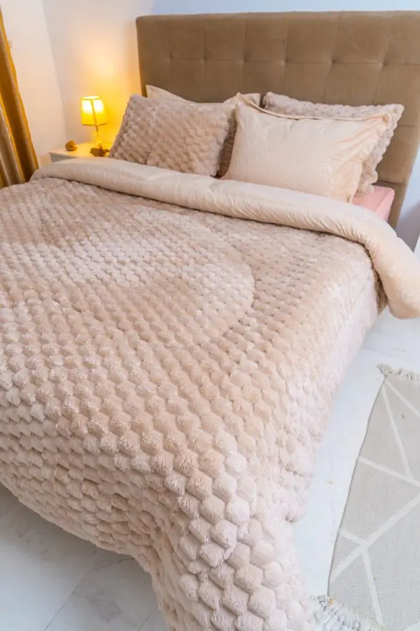 dsc00197-3 Couette Velours 2 places 240×230 cm Beige Rosé | A la Page Tunisie