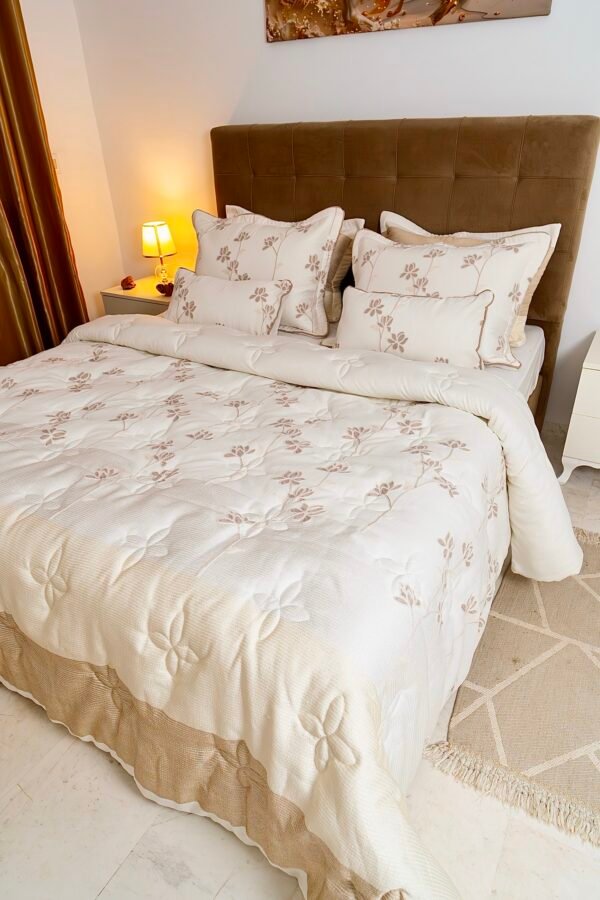 dsc00082 Couvre-lit 8 pièces beige brodé 240×260 cm avec housse 180×200 | A la Page