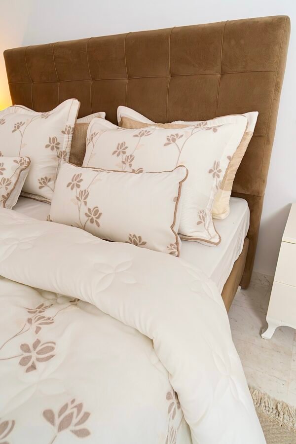 dsc00083 Couvre-lit 8 pièces beige brodé 240×260 cm avec housse 180×200 | A la Page