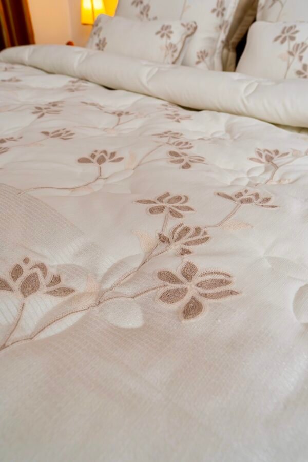 dsc00089 Couvre-lit 8 pièces beige brodé 240×260 cm avec housse 180×200 | A la Page