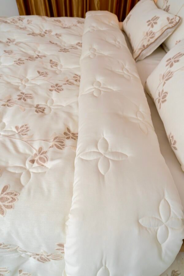 dsc00092 Couvre-lit 8 pièces beige brodé 240×260 cm avec housse 180×200 | A la Page