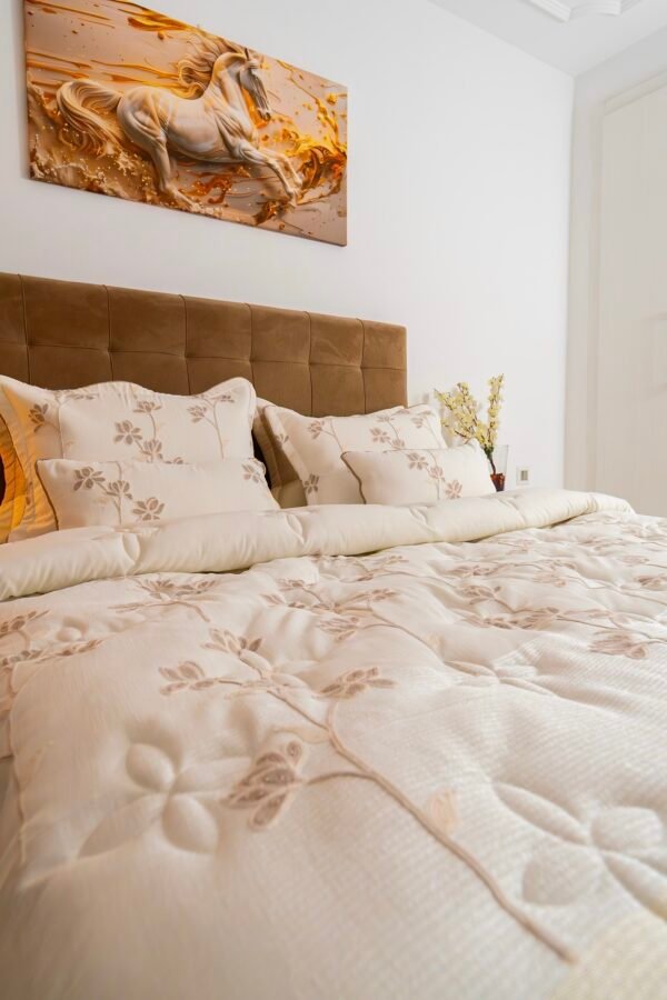 dsc00099 Couvre-lit 8 pièces beige brodé 240×260 cm avec housse 180×200 | A la Page