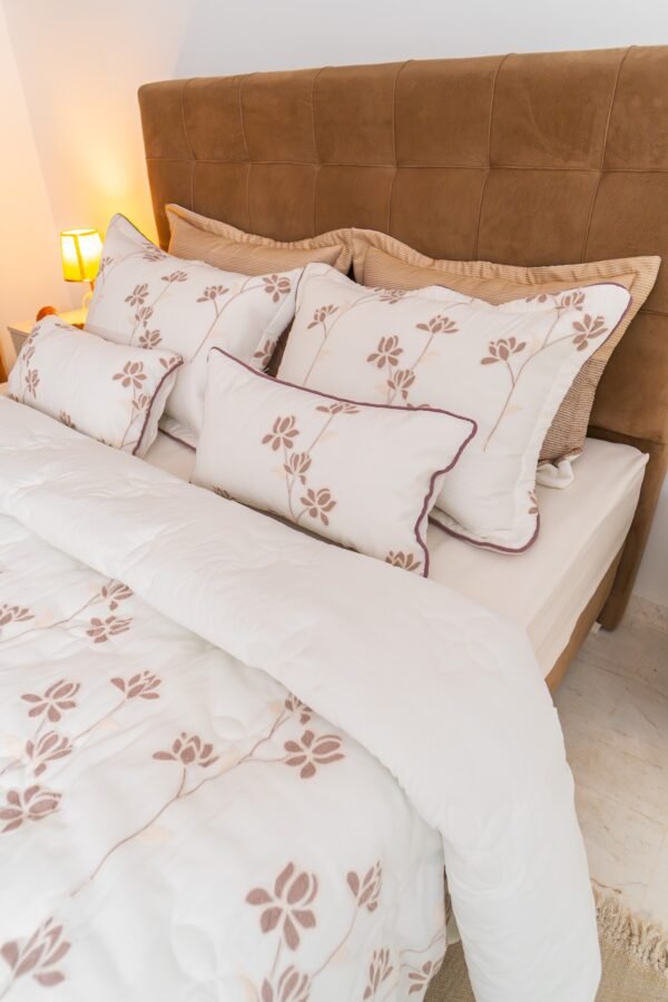 dsc00107 Couvre-lit 8 pièces beige brodé avec finition mauve 240×260 cm | A la Page