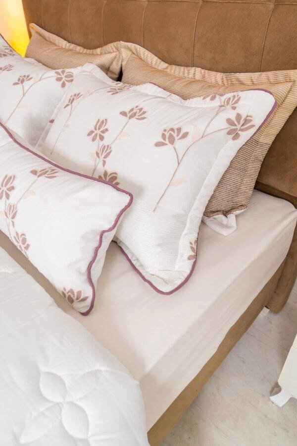 dsc00110 Couvre-lit 8 pièces beige brodé avec finition mauve 240×260 cm | A la Page