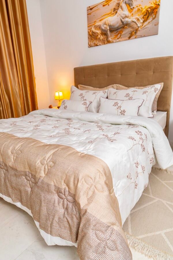 dsc00111 Couvre-lit 8 pièces beige brodé avec finition mauve 240×260 cm | A la Page