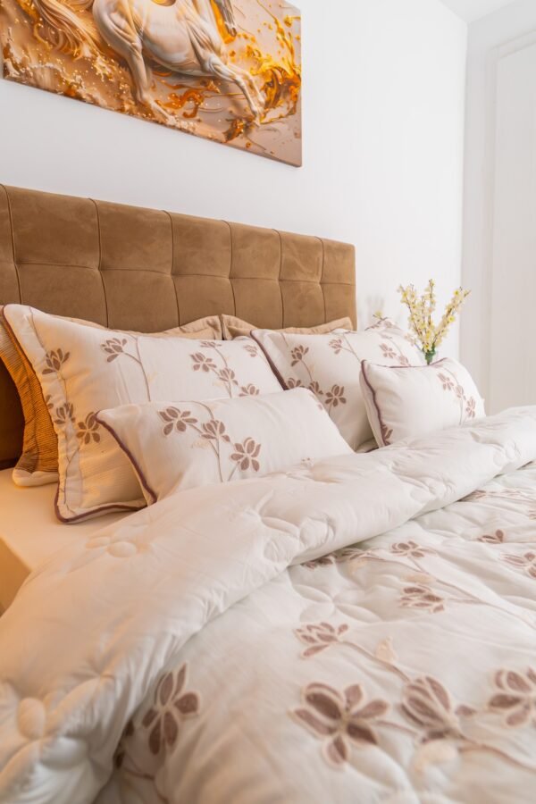 dsc00118 Couvre-lit 8 pièces beige brodé avec finition mauve 240×260 cm | A la Page