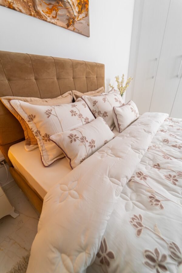 dsc00135 Couvre-lit 8 pièces beige brodé avec finition mauve 240×260 cm | A la Page