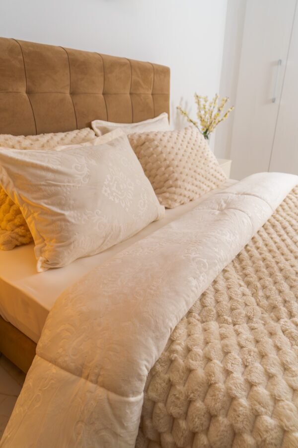 dsc00182 Couette Velours 2 places 240×230 cm Beige Crème | A la Page Tunisie