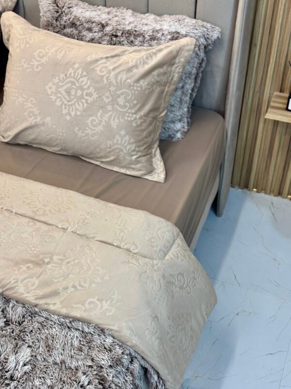 img_2570-2 Couette Velours 2 places 240×230 cm Beige & Marron | A la Page Tunisie