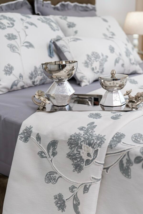 Parure de Lit Haute Gamme  Jacquard Brodé  "Signature Céladon" (7 Pièces) | A la Page