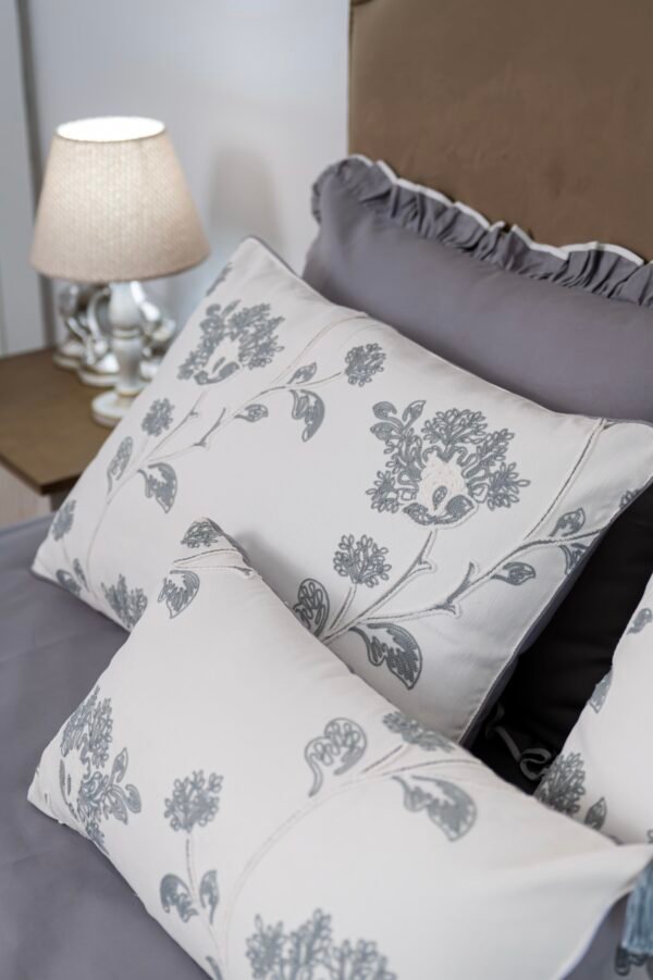 Parure de Lit Haute Gamme  Jacquard Brodé  "Signature Céladon" (7 Pièces) | A la Page