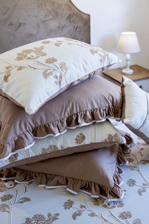 Parure de Lit Haute Gamme  Jacquard Brodé  "Fleur de Caramel" (7 Pièces) | A la Page