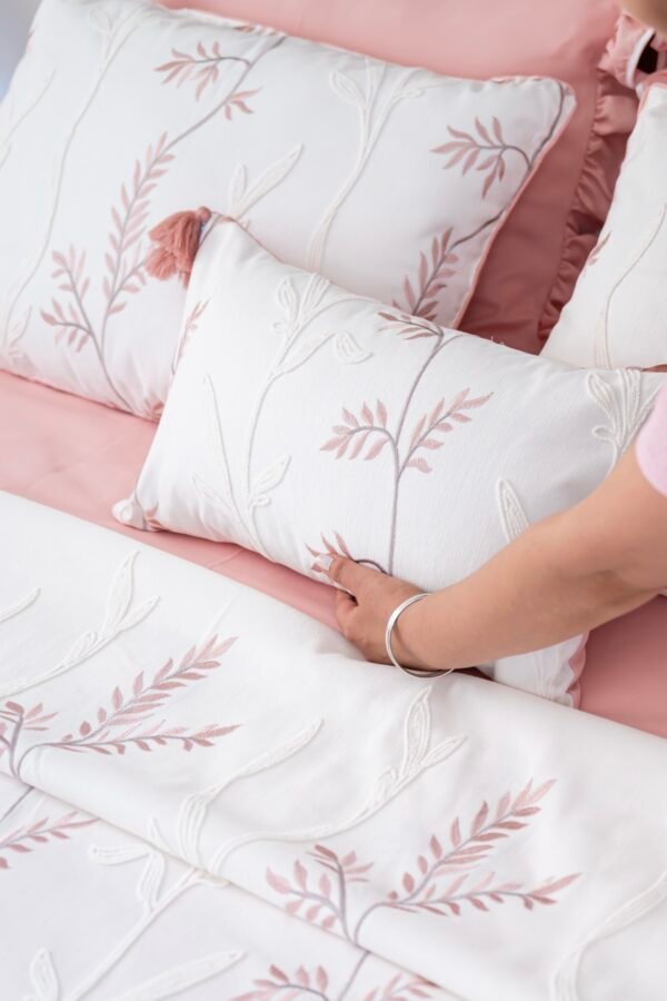 Parure de lit Haute Gamme  Jacquard Brodé "Rêve de Rose" (7 pièces) | A la Page